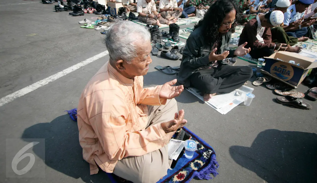 Seorang kakek berdoa usai ikuti sholat istisqo di Mandala Krida, Yogyakarta, Jumat (30/10/2015).Sholat di gelar untuk memohon doa kepada Allah SWT agar di berikan hujan pada musim kemarau yang berkepanjangan. (Boy T Harjanto)