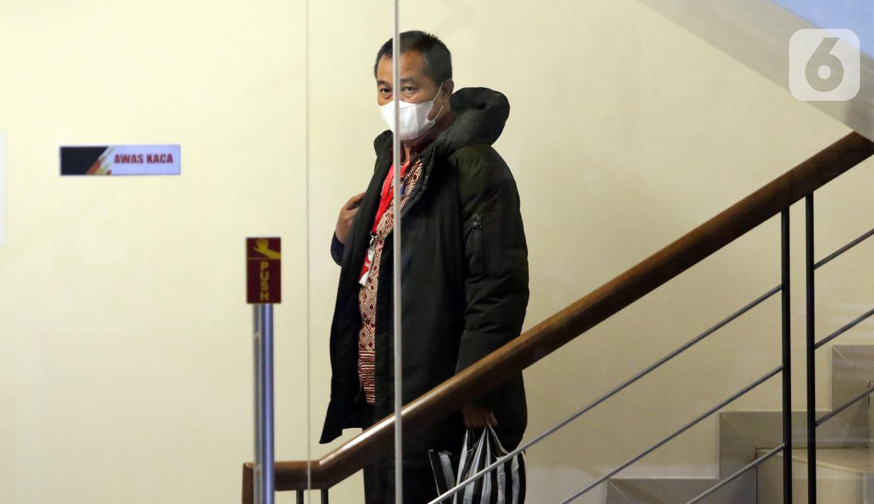 Koordinator Masyarakat Antikorupsi Indonesia (MAKI) Boyamin Saiman usai menjalani pemeriksaan di Gedung KPK, Jakarta, Selasa (17/5/2022). Boyamin Saiman diperiksa dalam kapasitas jabatan Direktur PT Bumirejo sebagai saksi terkait dugaan pencucian uang yang dilakukan Bupati Banjarnegara nonaktif, Budhi Sarwono. (Liputan6.com/Helmi Fithriansyah)