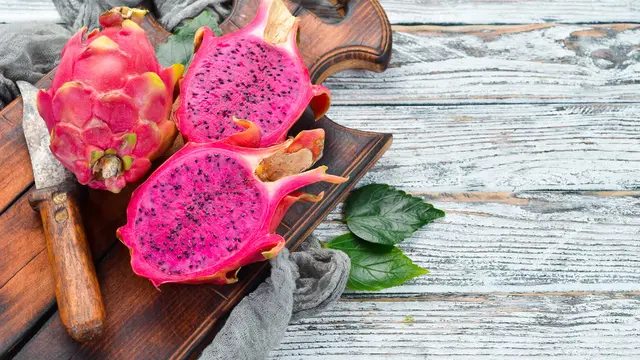 ilustrasi manfaat buah naga/YARUNIV Studio/shutterstock