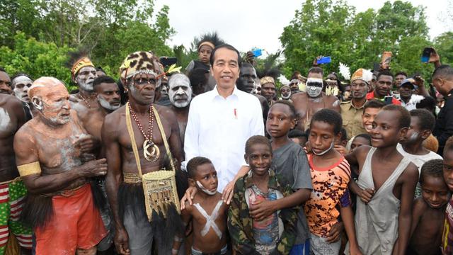 Presiden Joko Widodo atau Jokowi saat berkunjung di Kampung Ewer, Kabupaten Asmat, Papua Selatan, pada Kamis (6/7/2023).