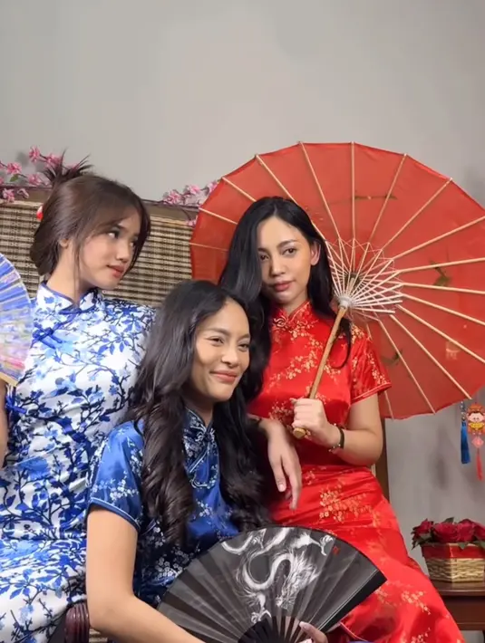 Mereka pun tampil dengan riasan makeup flawless namun tetap glowing dan memesona. [@rachelvennya]