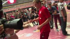 Ribuan fans di Tiongkok sambut bintang Bayern Muenchen. Tim asuhan Pep Guardiola akan menjalani laga persahabatan melawan Valencia.