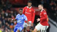 Striker Manchester United, Marcus Rashford (tengah), dan bek Luke Shaw (kanan) membayangi pemain Bournemouth, Siriki Dembele, pada pertandingan Liga Inggris 2022/2023 di Stadion Old Trafford, Rabu (4/1/2023) dini hari WIB.  (Lindsey Parnaby/AFP)