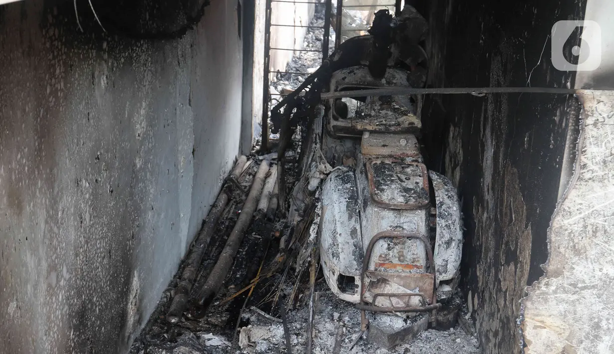 Kondisi kendaraan milik warga yang hangus terbakar dampak kebakaran Depo Pertamina Plumpang di Jalan Koramil, Rawa Badak, Jakarta, Sabtu (4/3/2023). Sebelumnya, PT Pertamina (Persero) menyatakan masih melakukan proses investigasi terkait penyebab kebakaran yang melanda Depo Plumpang di Jakarta Utara. (Liputan6.com/Herman Zakharia)