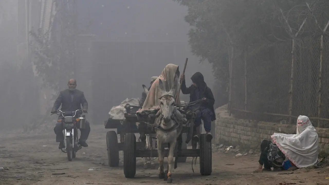 Asap Pekat Selimuti Kota Lahore Pakistan