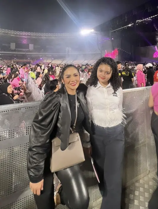 Krisdayanti tampil serba hitam yang hadir bersama putri tersayang, Amora yang mengenakan atasan kemeja putih.  (@krisdayantilemos)