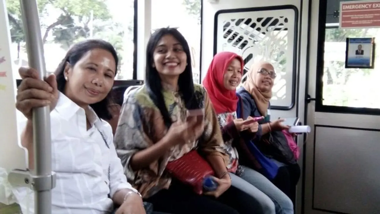 Transjakarta yang dinaiki Menteri BUMN Rini Soemarno merupakan bus jenis baru yang berkonsep Vintage.