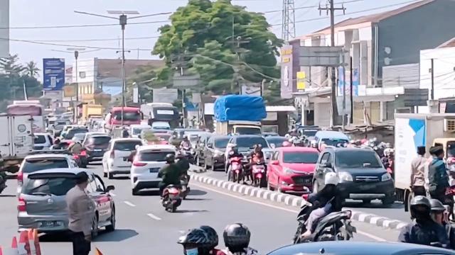 Info Arus Balik 2022: Pantura Cirebon Arah Jawa Tengah Padat Merayap Imbas Penerapan One Way
