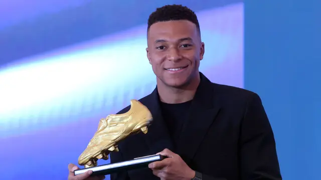 Foto: Wajah Semringah Kylian Mbappe saat Meraih Trofi Sepatu Emas Eropa