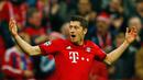 Penyerang Muenchen, Robert Lewandowski melakukan selebrasi usai mencetak gol kegawang Arsenal pada lanjutan Grup F liga champions di stadion Allianz Arena, Munich, Jerman (4/11). Muenchen menang atas Arsenal dengan skor 5-1. (Reuters/Michael Dalder) 