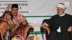 Ketum PBNU KH Said Aqil Siradj (kiri) dan Ketua Jabhat Al A'mal Islami Lebanon Syekh Zuhair Juaid memberi paparan dalam seminar di Jakarta, Jumat (7/12). Seminar bertema 'Peran Umat Islam Dalam Membangun Peradaban Dunia'. (Liputan6.com/Herman Zakharia)