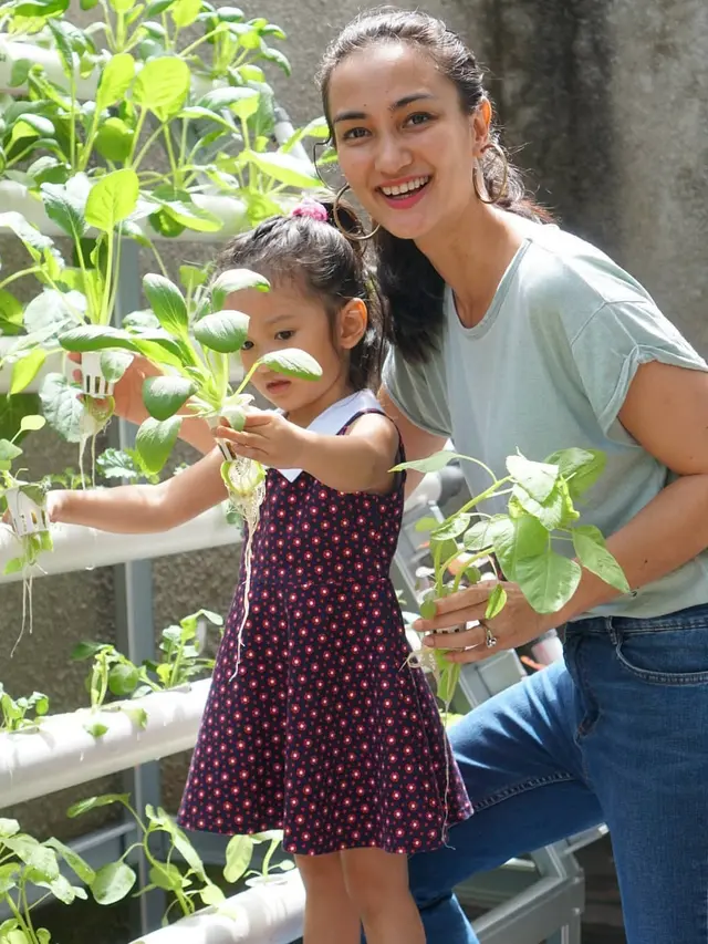 7 Artis Tanah Air Ini Nikmati Hobi Berkebun, Ada yang Ajak Anak