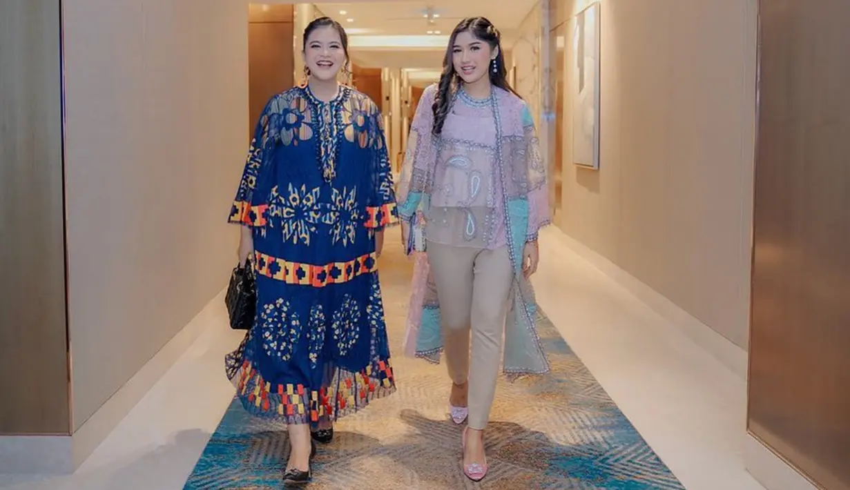 Ini bukan pertama kalinya kedekatan Kahiyang dan Erina Gudono terlihat di hadapan publik, baik Erina maupun Kahiyang beberapa kali unggah potret kebersamaan di media sosial. Dalam momen nonton fashion show ini, Kahiyang Ayu tampil cantik dengan dress dan tatanan rambut yang dicepol. Sementara Erina Gudono memesona dalam balutan baju perpaduan pink dan biru muda dengan tatanan rambut yang dibiarkan digerai. (Liputan6.com/IG/@studio133biyan)
