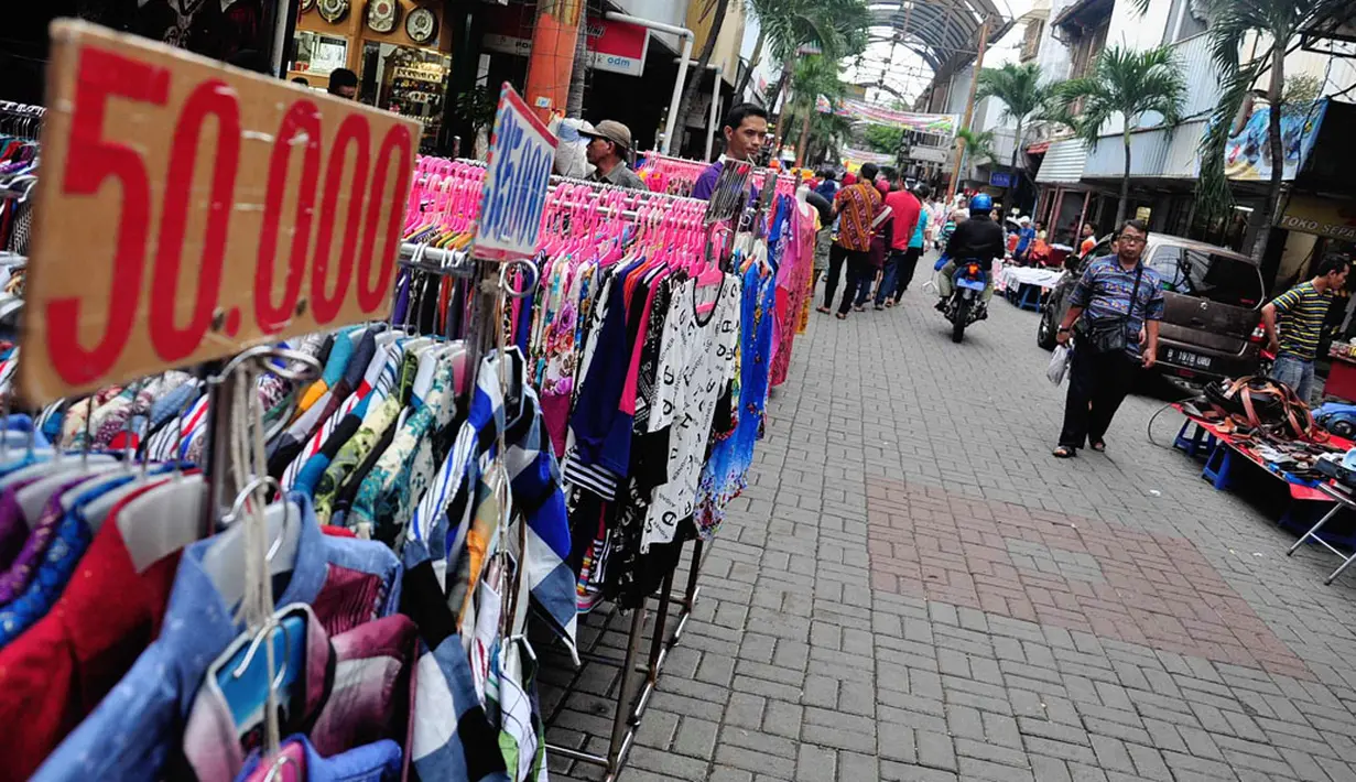 Sejumlah pedagang kaki lima di kawasan Pasar Baru, Jakarta, memanfaatkan sebagian ruas jalan untuk menggelar dagangannya sehingga mengganggu kenyamanan, (25/7/2014). (Liputan6.com/Faizal Fanani)