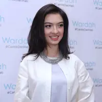 "Kebetulan saudara saya ada yang nikah di sana, jadi sekalian. Dua minggu (di sana). Persiapannya memperhatikan waktu-waktu puasa di sana. Walaupun aku musafir tapi aku akan usahakan untuk puasa," lanjutnya. (Nurwahyunan/Bintang.com)