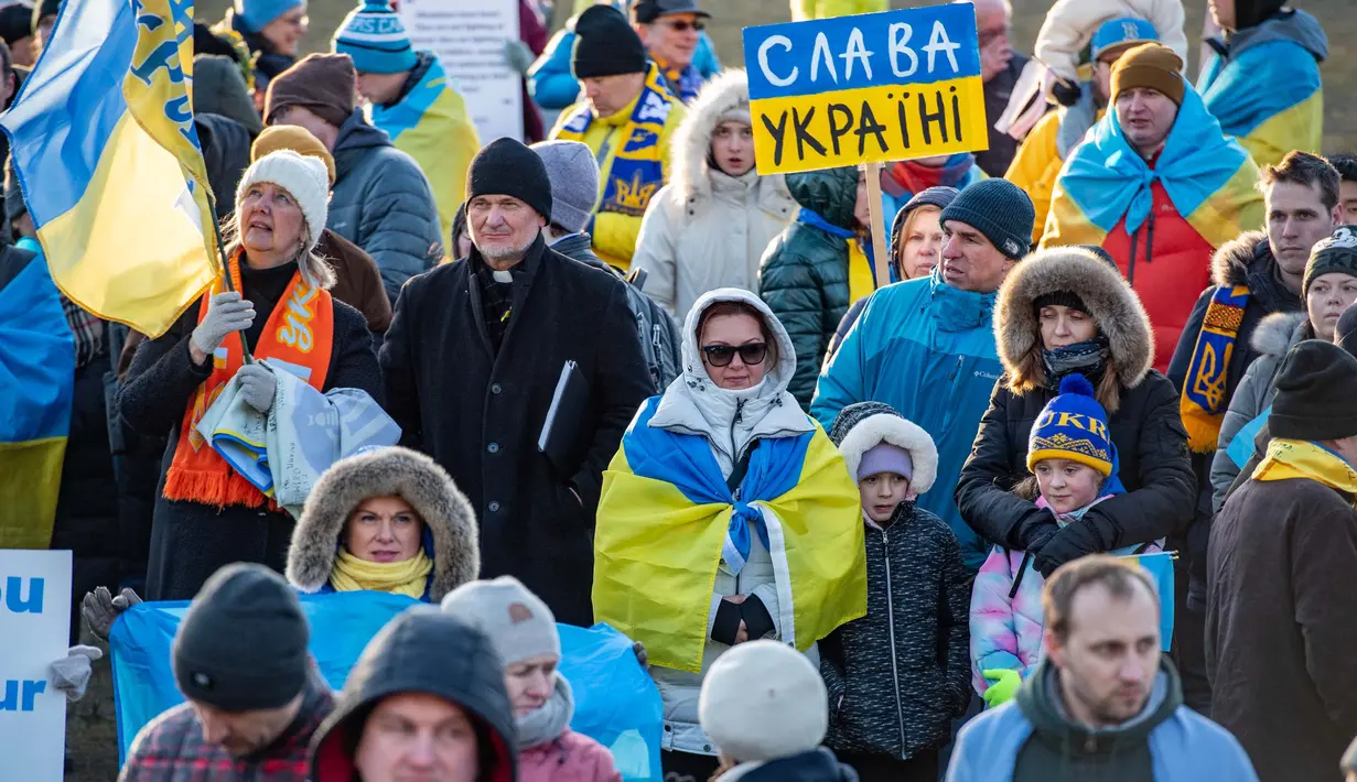 Para pengunjuk rasa berunjuk rasa di seluruh dunia pada hari Sabtu (24/2) untuk mendukung Ukraina pada peringatan tahun kedua invasi Rusia. (Joseph Prezioso/AFP)