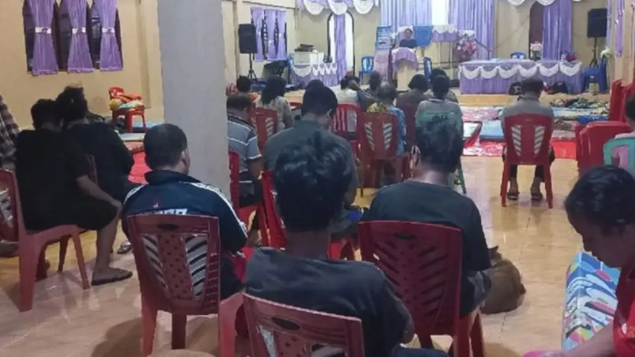 Sejumlah warga Kelurahan Tatahadeng dan Tarorane, Kecamatan Siau Timur, Kabupaten Kepulauan Sitaro, Sulut masih mengungsi di gereja.