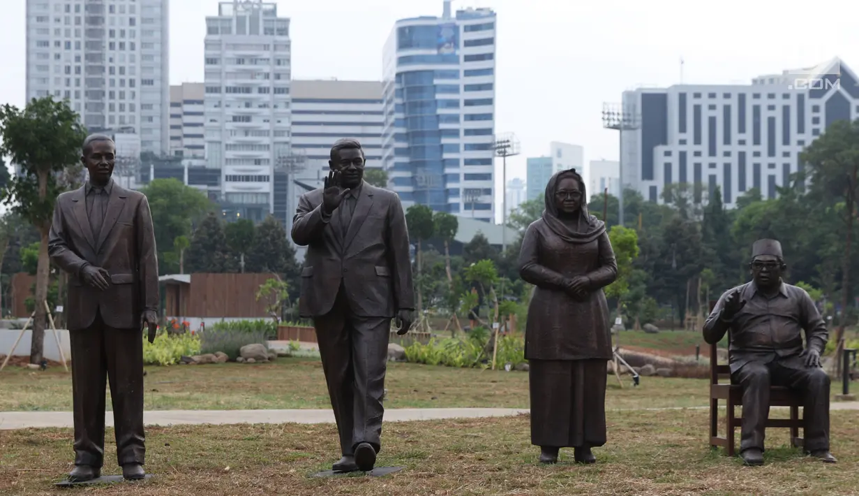 Empat patung Presiden RI, Joko Widodo, Susilo Bambang Yudhoyono dan Megawati Soekarnoputri serta Abdurrahman Wahid (kiri ke kanan) terpasang di Hutan Kota Kompleks GBK, Rabu (19/9). (Liputan6.com/Helmi Fithriansyah)
