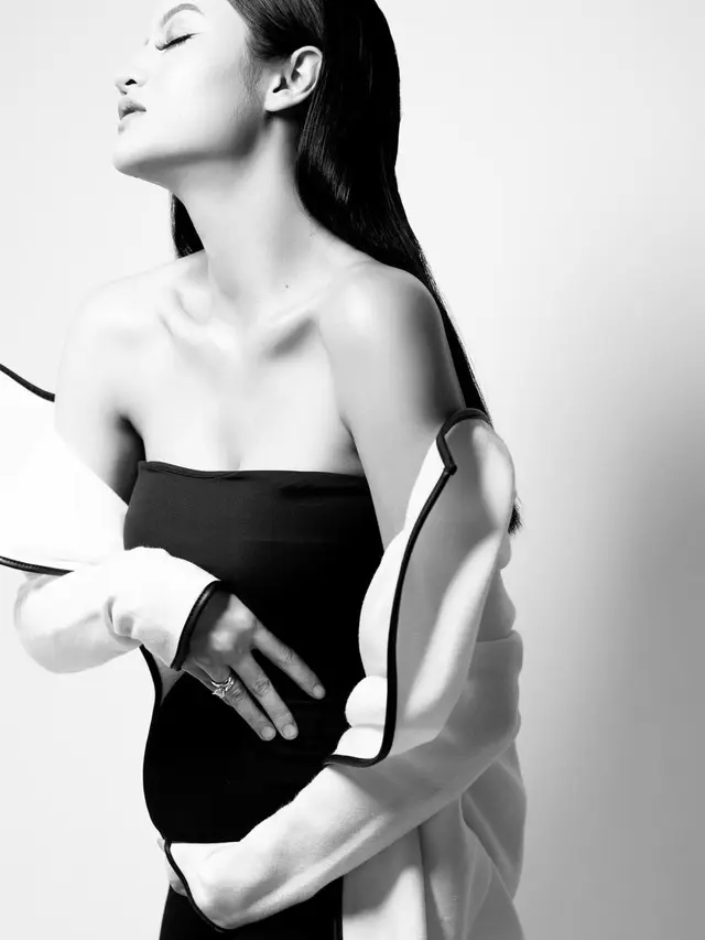 Gaya Maternity Shoot Ovi Dian yang Curi Perhatian. (Sumber: Instagram/mozawahyu)