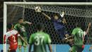 Kiper Madura United, Angga Saputro, menghalau bola saat pertandingan melawan PS TNI pada laga Liga 1 Indonesia di Stadion Pakansari, Bogor, Senin (18/9/2017). Madura United menang 3-2 atas PS TNI. (Bola.com/M Iqbal Ichsan)
