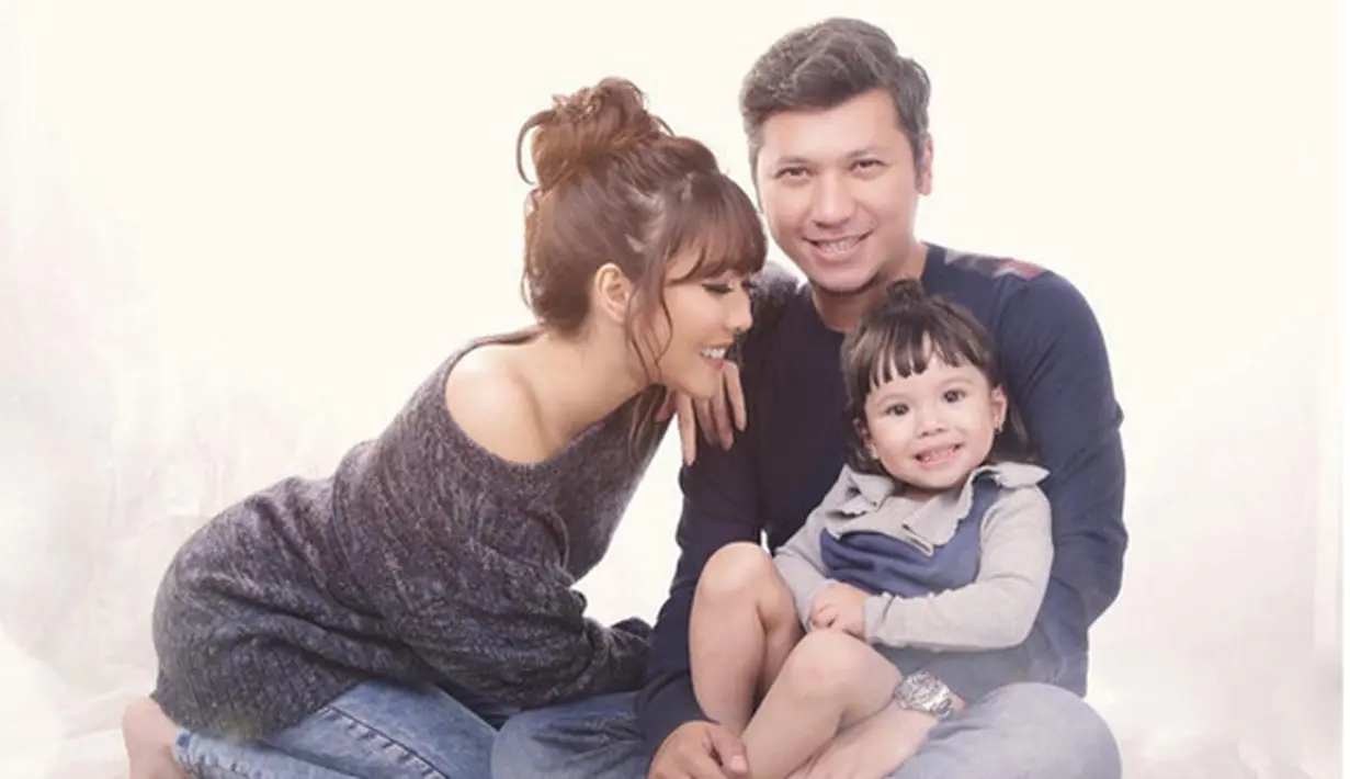 Penyanyi dan pemeran Gisella Anastasia suka bersosialisasi dan berbagi. Hal itu juga diturunkan pada buah hatinya sejak dini. Dengan memberik contoh yang baik, istri Gading Martin itu berharap dicontoh oleh putrinya. (Instagram/gisel_la)