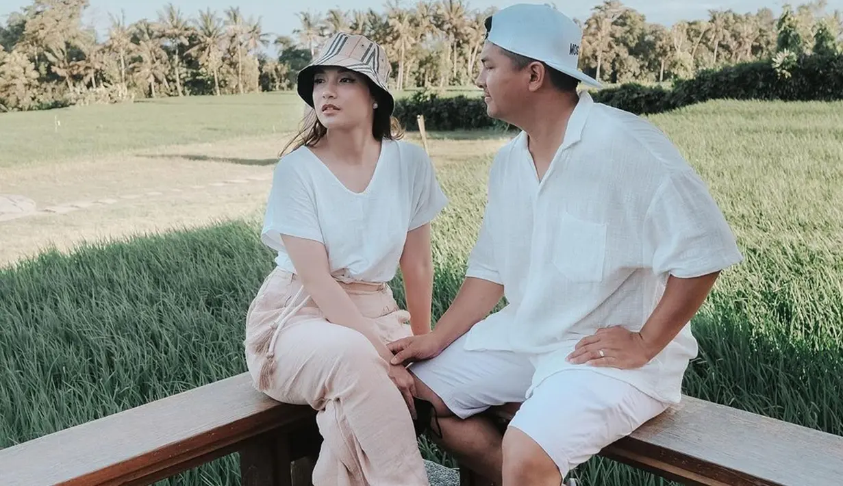 Melalui akun Instagram, pasangan selebriti ini juga kerap terlihat memakai busana senada. kompak memakai busana bernuansa putih, penampilan kasual pasangan selebriti ini pun mencuri perhatian netizen. (Liputan6.com/IG/@chelseaoliviaa)