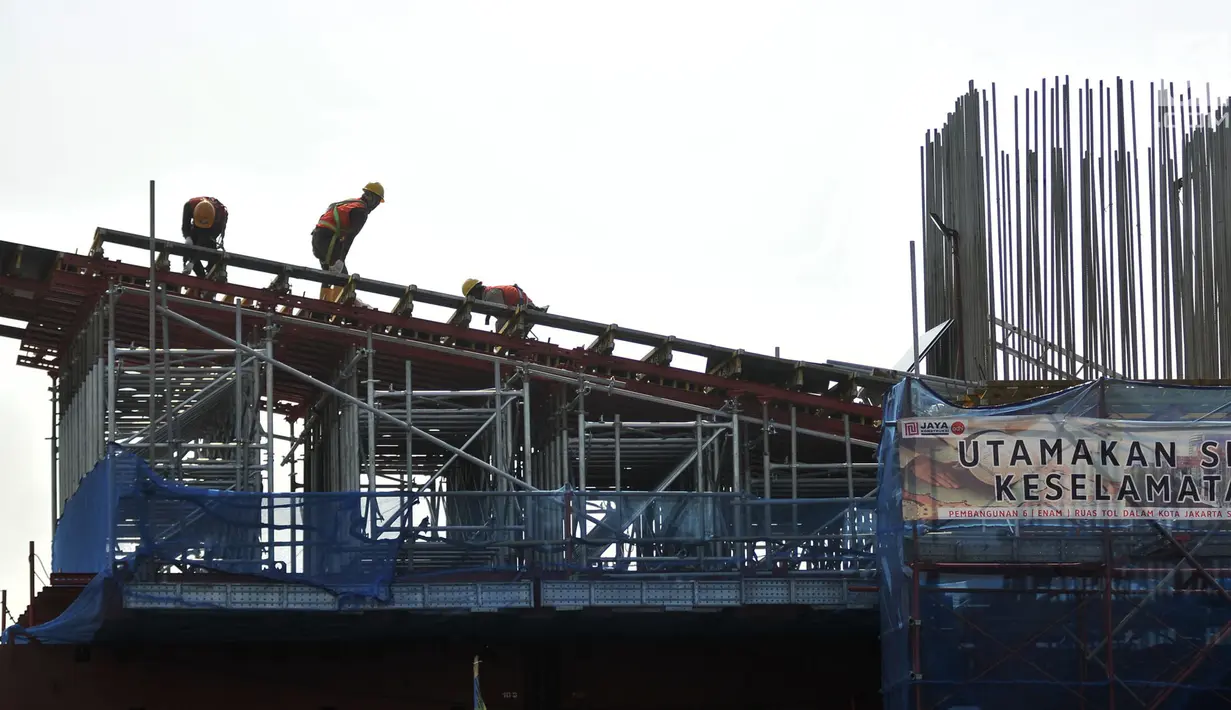 Aktivitas pekerja saat menyelesaikan proyek 6 Ruas Tol Dalam Kota tahap pertama seksi Kelapa Gading-Pulo Gebang, Jakarta, Minggu (15/7). Total panjang 69,7 Kilometer dengan nilai investasi Rp 41,17 triliun. (Merdeka.com/Iqbal S. Nugroho)