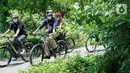 Menteri Parekraf Sandiaga Salahuddin Uno bersepeda keliling Desa Wisata Bonjeruk, Kecamatan Jonggat, Lombok Tengah, NTT, Kamis (4/11/2021). Penjual jamu bernama Ibu Lomin melakukan satu inovasi dengan menjual dua jenis jamu bubuk dan siap minum. (Liputan6.com/HO/Parekraf)