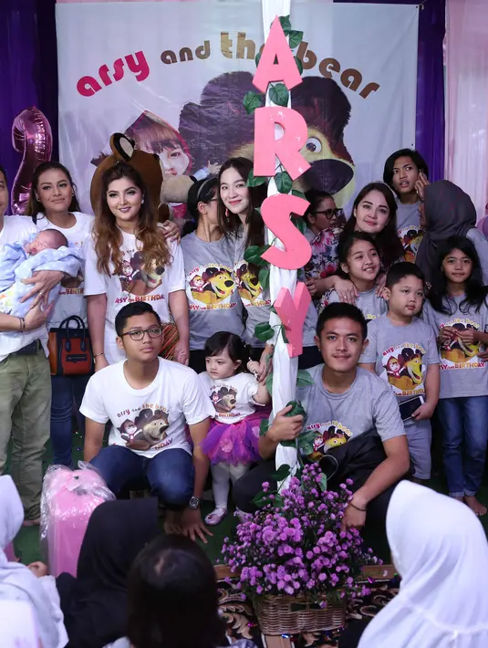 Tak hanya sanak keluarga, terlihat beberapa rekan sesama artis turut hadir merayakan ulang tahun Arsy. Seperti halnya Gading dan Gissel yang membawa Gempita, pasangan Ahmad Dhani dan Mulan beserta Shafeea juga turut hadir. (Nurwahyunan/Bintang.com)