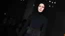 Model mengenakan hijab modern dan busana koleksi terbaru merek legendaris Paris, Lanvin pada Paris Fashion Week Fall/Winter 2018/2019, Rabu (28/2). Hijab itu menyerupai hijab instan atau yang biasa disebut ciput ninja di Indonesia. (AP/Kamil Zihnioglu)