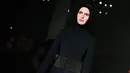 Model mengenakan hijab modern dan busana koleksi terbaru merek legendaris Paris, Lanvin pada Paris Fashion Week Fall/Winter 2018/2019, Rabu (28/2). Hijab itu menyerupai hijab instan atau yang biasa disebut ciput ninja di Indonesia. (AP/Kamil Zihnioglu)