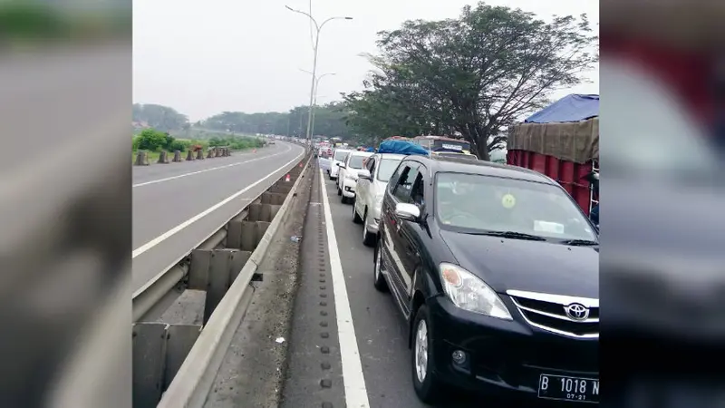 Antrian kendaraan  jelang pintu keluar Tol Merak (Istimewa)