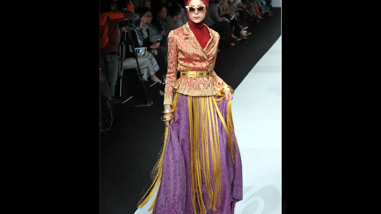 Koleksi Busana Muslim Dian Pelangi di JFW 2015