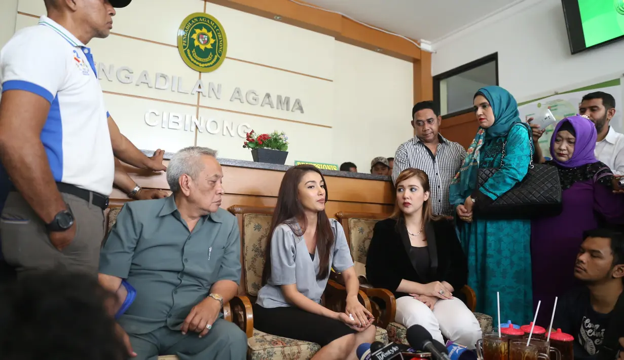 "Kalau belum mentok atau menyerah, saya ga akan menempuh jalan perceraian," ucap Tsania Marwa dengan mata nanar di Pengadilan Agama Cibinong, Kabupaten Bogor, Jawa Barat, Selasa (4/4). (Nurwahyunan/Bintang.com)