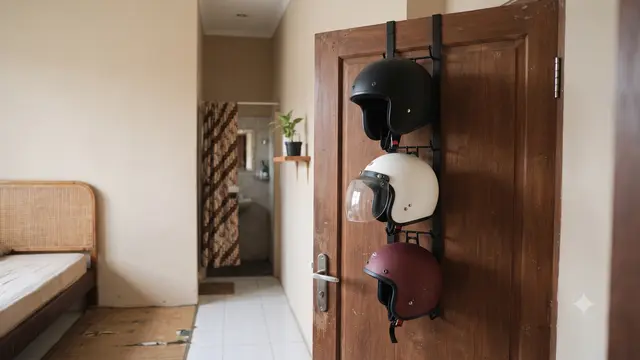 Tempat Menyimpan Helm di Rumah