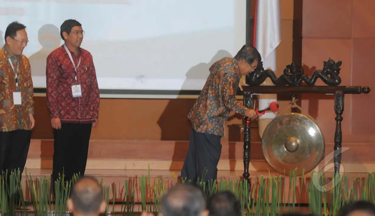 Wapres Jusuf Kalla (kanan) saat secara resmi membuka acara Musyawarah Nasional Masyarakat Ketenagalistrikan Indonesia (MKI) ke VI di gedung PLN Pusat, Jakarta, Kamis (12/3/2015). (Liputan6.com/Herman Zakharia)
