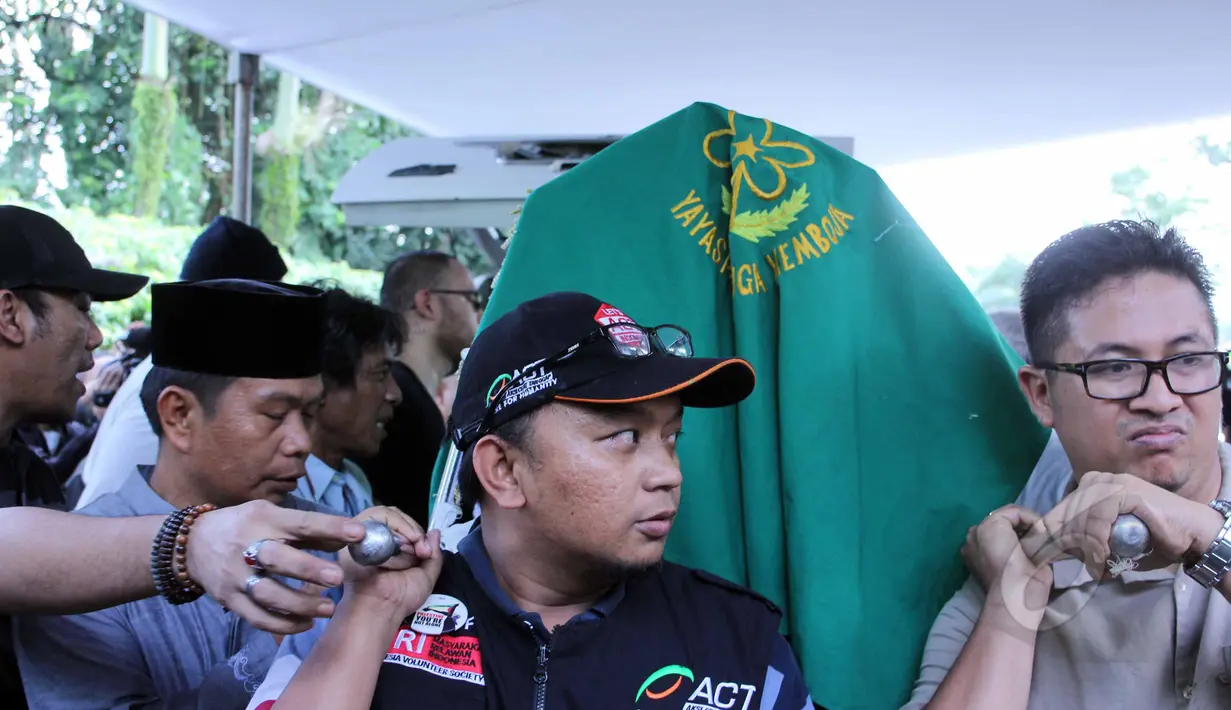 Anggota keluarga dan kerabat mengusung keranda berisi jenazah Ferrasta Soebardi atau yang dikenal sebagai Pepeng di rumah duka di kediamannya di kawasan Cinere, Depok, Rabu (6/5/2015). Pepeng meninggal dunia di usia 60 tahun. (Liputan6.com/Helmi Afandi)