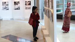 Pengunjung melihat karya fotografi yang dipajang dalam pameran fotografi bertajuk “Semangat Anak Indonesia dalam Bingkai Hitam Putih” di TIM, Jakarta, Selasa (20/3). Enam foto di antaranya merupakan foto pemenang. (Liputan6.com/Immanuel Antonius)