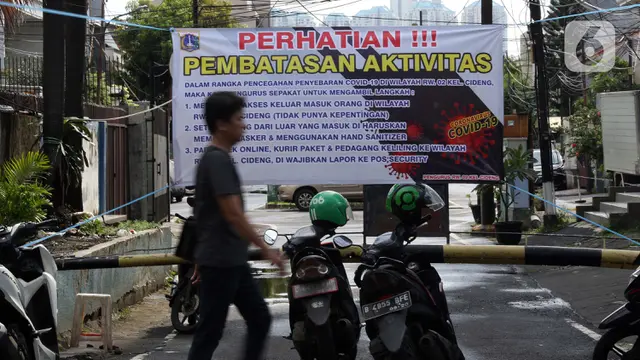FOTO: Warga Perumahan Lakukan Pembatasan Aktivitas Secara Swadaya