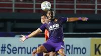 Penyerang Persik Kediri, Renan Silva, saat menghadapi Borneo FC dalam laga pekan ke-21 BRI Liga 1 2022/2023 di Stadion Segiri Samarinda, Senin (30/1/2023). (Bola.com/Gatot Sumitro)