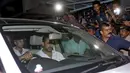 Aktor tampan Salman Khan duduk di dalam mobil saat meninggalkan pengadilan di Mumbai, India, Rabu (6/5/2015). Salman Khan dijatuhi hukuman penjara selama lima tahun setelah terbukti bersalah dalam kasus tabrak lari pada 2002. ( REUTERS/Stringer)
