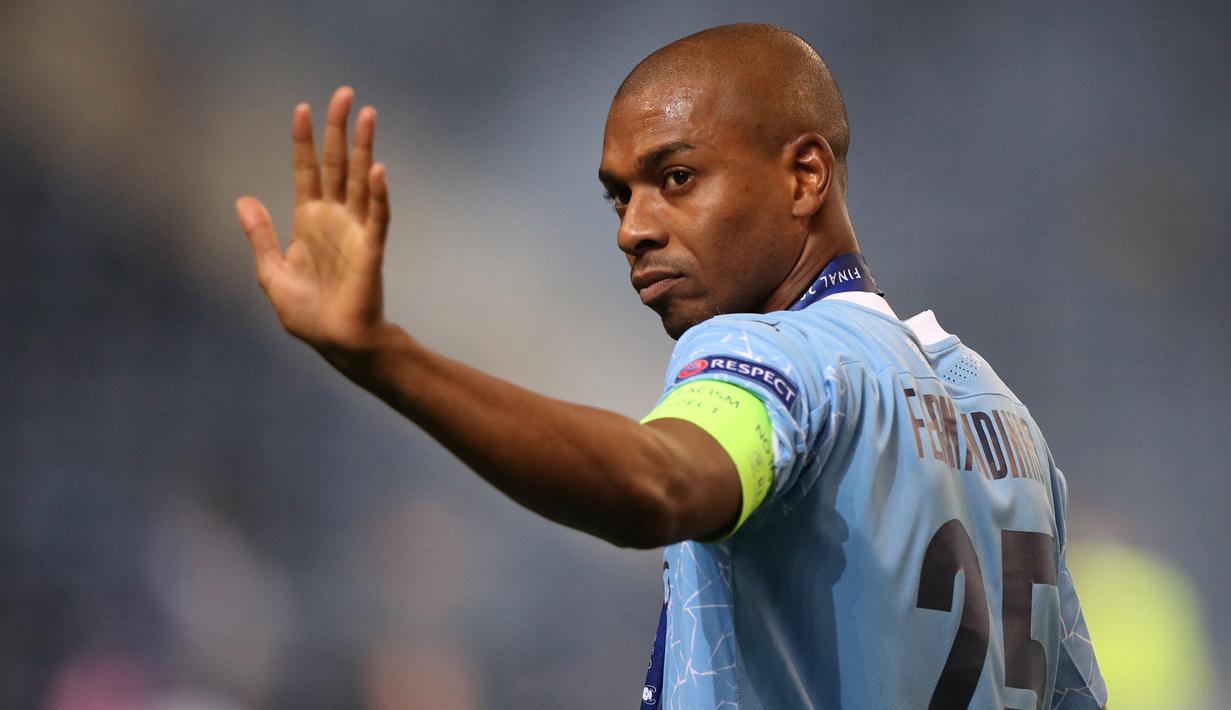 Fernandinho. Gelandang Brasil ini telah memperkuat Manchester City selama 8 musim mulai 2013/2014 hingga kini. Tetap setia mengenakan nomor punggung 25 karena dianggap membawa keberuntungan. Total telah tampil dalam 350 laga bersama The Citizens dengan mencetak 24 gol. (Foto: AFP/Pool/Jose Coelho)