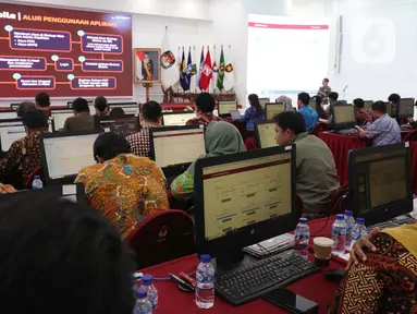 Sejumlah petugas melakukan pemantauan rekapitulasi penghitungan suara secara nasional pada Pemilihan Kepala Daerah (Pilkada) Serentak 2024 melalui aplikasi Sirekap di ruang monitoring tabulasi suara Komisi Pemilihan Umum (KPU) Republik Indonesia, Jakarta, Jumat (29/11/2024). (Liputan6.com/Angga Yuniar)