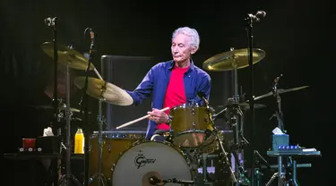 Drummer The Rolling Stones Charlie Watts tampil di atas panggung selama tur "No Filter" di NRG Stadium, Houston, Texas, Amerika Serikat, 28 Juli 2019. Charlie Watts meninggal dunia pada usia 80 tahun. (SUZANNE CORDEIRO/AFP)