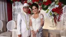 "Tahun ini alhamdulillah bisa nikah. Terharu. Kenal Tomy baru satu tahun. Mutusin nikah karena udah saling cocok, dewasa," kata Jenny Cortez di kawasan Marunda, Bekasi Utara, Minggu (1/5). (Ruswanto/Bintang.com)