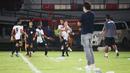 Timor Leste justru unggul 1-0 terlebih dahulu pada menit ke-35. Melalui serangan balik, Paulo Gali berhasil memenangi duel dengan Alfeandra Dewangga untuk melepaskan tendangan lob. (Bola.com/Maheswara Putra)