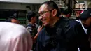 Ayah David Ozora, Jonathan Latumahina tersenyum saat tiba di Pengadilan Negeri Jakarta Selatan (PN Jaksel), Jalan Ampera Raya, Jakarta, Selasa (13/6/2023).  (Liputan6.com/Angga Yuniar)
