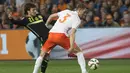 Gelandang Spanyol, David Silva (kiri) berusaha melewati pemain bek Belanda Stefan de Vrij pada laga persahabatan di Amsterdam Arena, Belanda, Rabu (1/4/2015). Belanda menang 2-0 atas Spanyol. (REUTERS/Toussaint Kluiters)