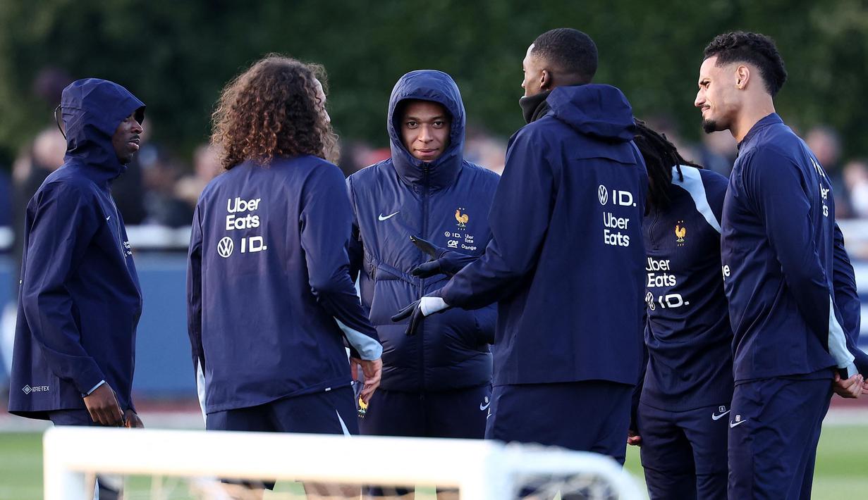 Pemain Timnas Prancis, Kylian Mbappe (tengah) sebelum sesi latihan di Centre National du Football di Clairefontaine-en-Yvelines, barat daya Paris, pada 17 Maret 2025. (FRANCK FIFE/AFP)