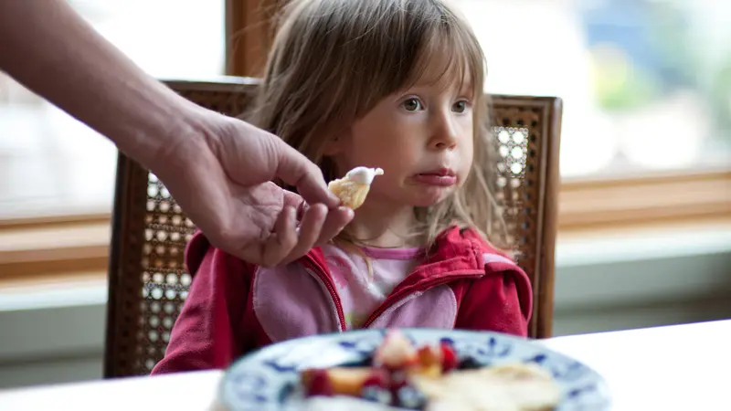 Faktor lingkungan punya pengaruh besar bikin anak jadi picky eater. 